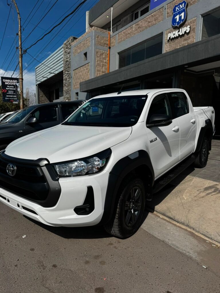 Toyota Hilux SR 4×4 MT OKM